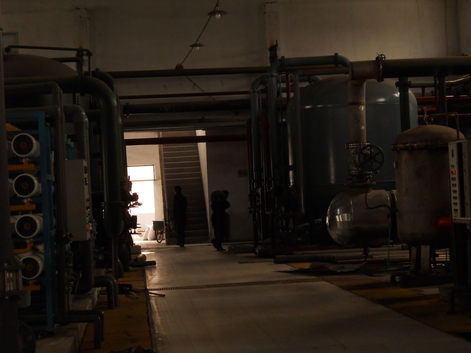 甘肅蘭州某電廠鍋爐補給水海綿鐵濾料安裝現場
